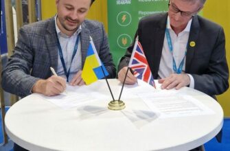 Artem Semenyshyn and Chris Hewett sign the memorandum